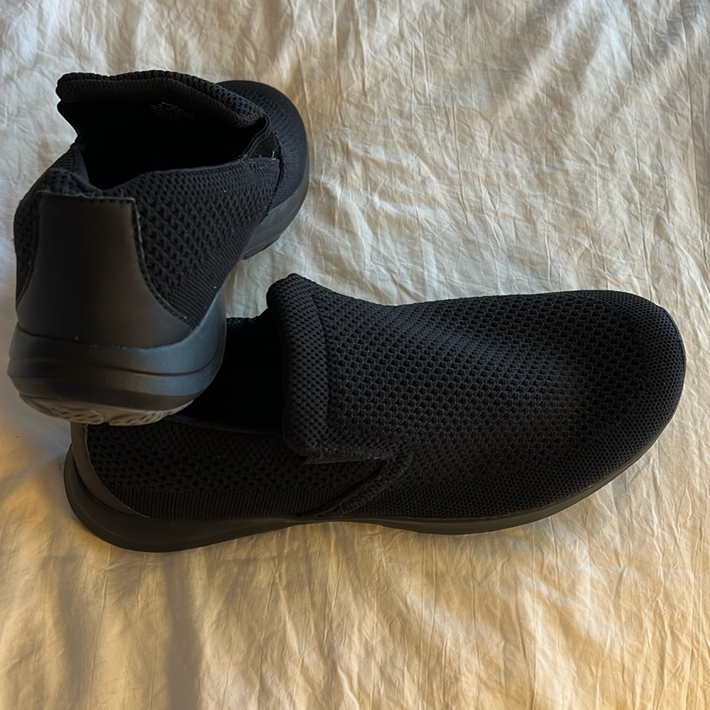 New without tags- LLBean mesh comfort slides 9 wide. Sneaker like comfort
B